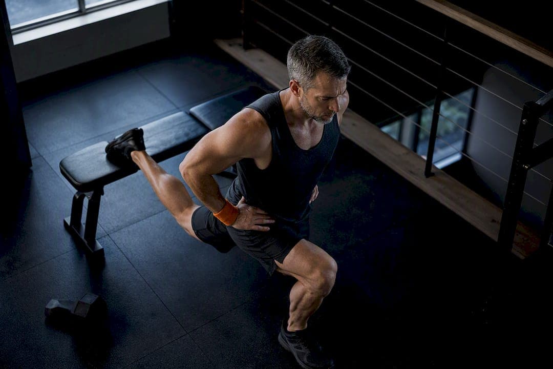 Soreness Peaks in Week 1–2; Growth Comes Later for Lifters 40+